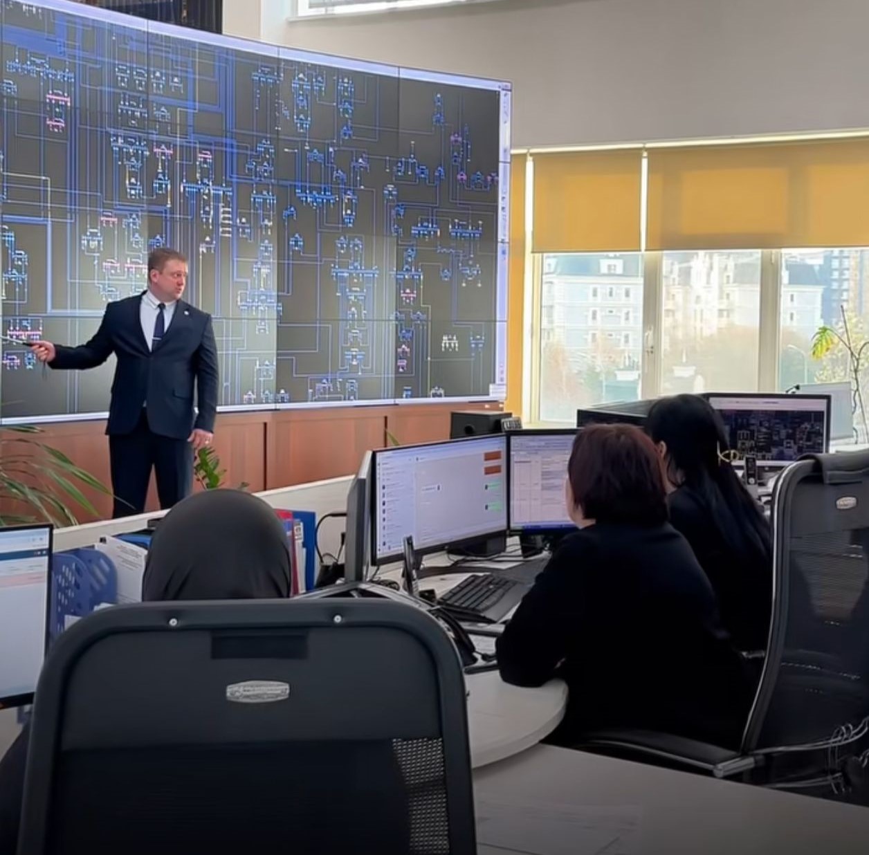 Никитин Евгений Валерьевич - диспетчер Оперативно-диспетчерской службы АО «Астана-РЭК» со стажем работы 22 года