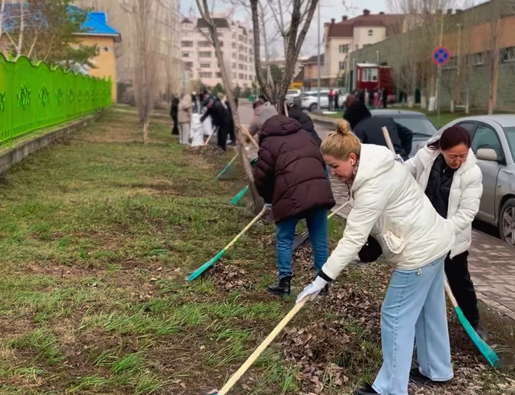 11 апреля 2026 года работники АО «Астана РЭК» приняли участие в общегородском экологическом месячнике в рамках общенациональной акции « Таза Қазақстан – жауапкершілік белесі »